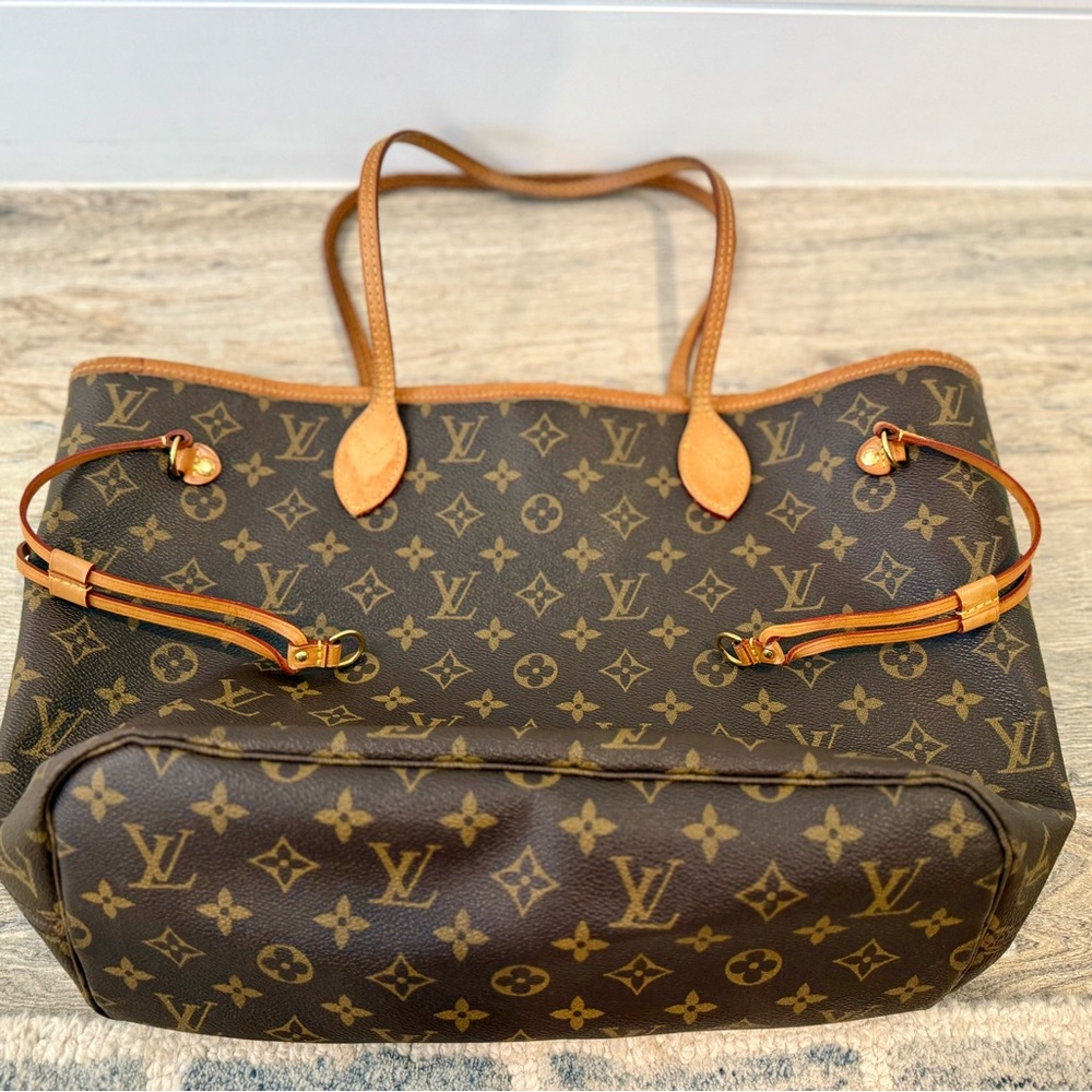 Louis Vuitton Neverfull MM in Monogram - Picture 2 of 9
